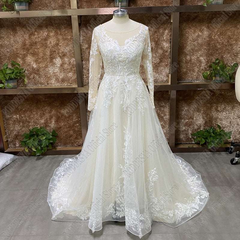 Abito da sposa elegante con collo a O, applicazioni in pizzo, maniche lunghe e linea A - Bridetobe.it