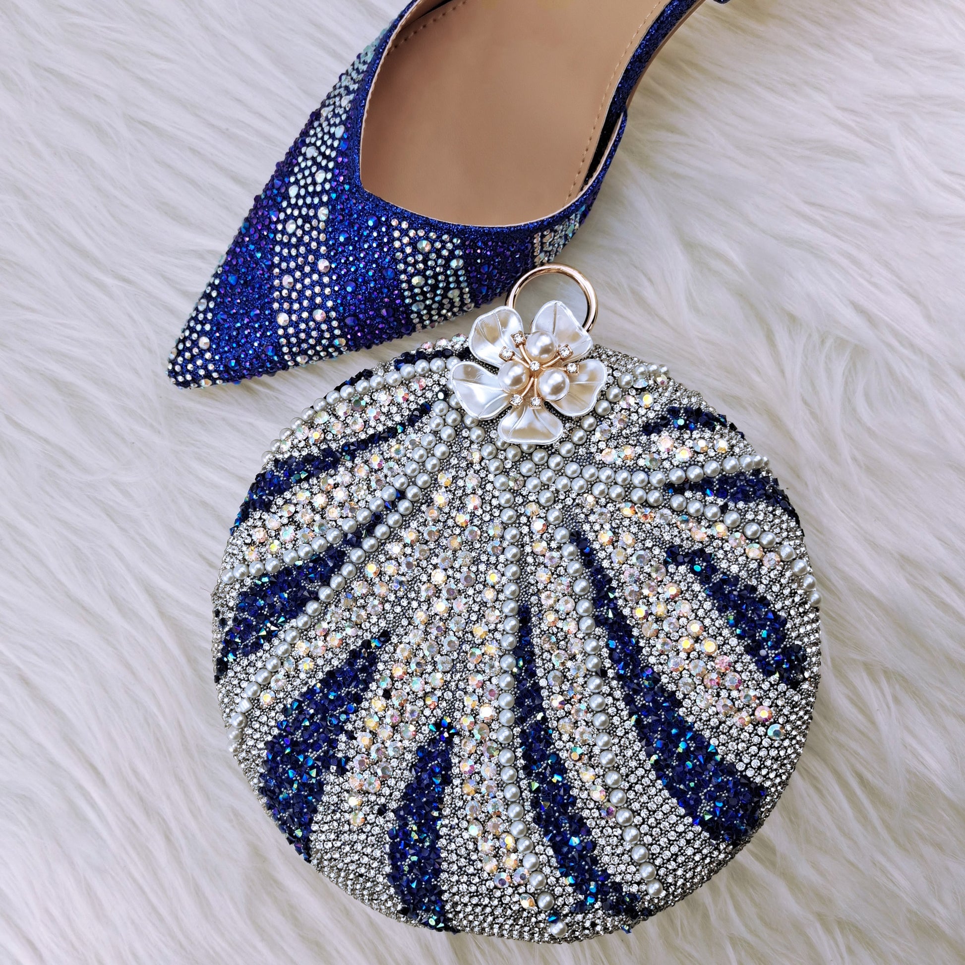 Set scarpe e borsa da sposa in diamante scintillante blu e fiore di perla di nuovo design italiano - Bridetobe.it