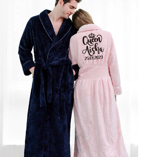 Accappatoio in morbido pile di coral fleece, spesso e caldo, con kimono termico in flanella personalizzabile con nome e data degli sposi. Perfetto come pigiama da notte per uomo e donna. - Bridetobe.it