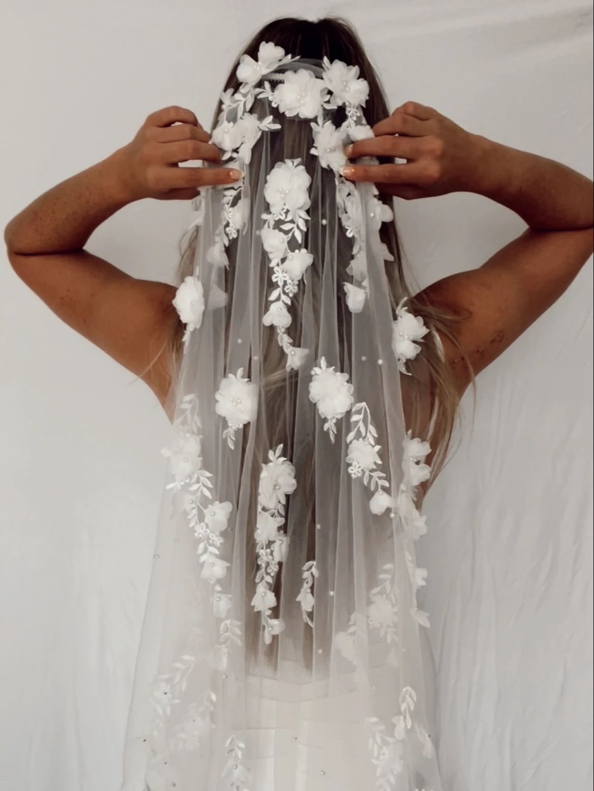 Velo da sposa di lusso fatto a mano con fiori in 3D e organza floreale - Bridetobe.it