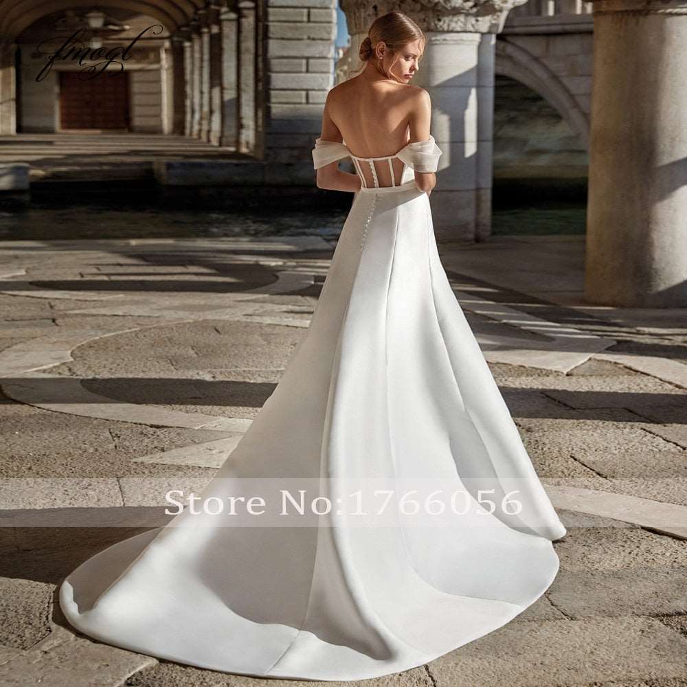 Abito da sposa a sirena con schiena scoperta, scollo a cuore in raso opaco con ruches e perline di lusso - Bridetobe.it