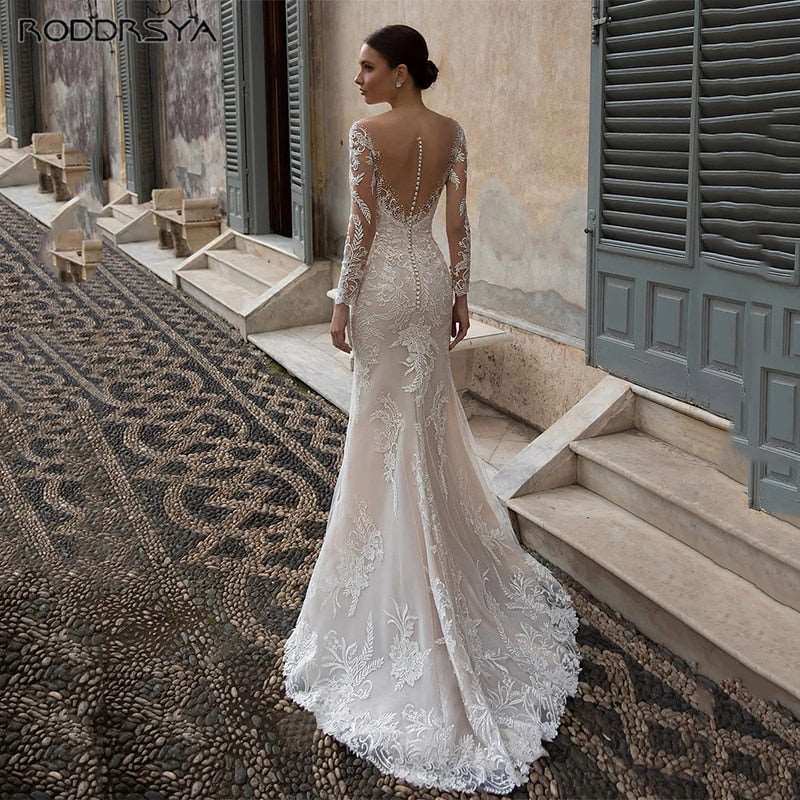 Abito da sposa di lusso con scollo a V, maniche lunghe in pizzo illusion e  dettagli applicati sulla schiena