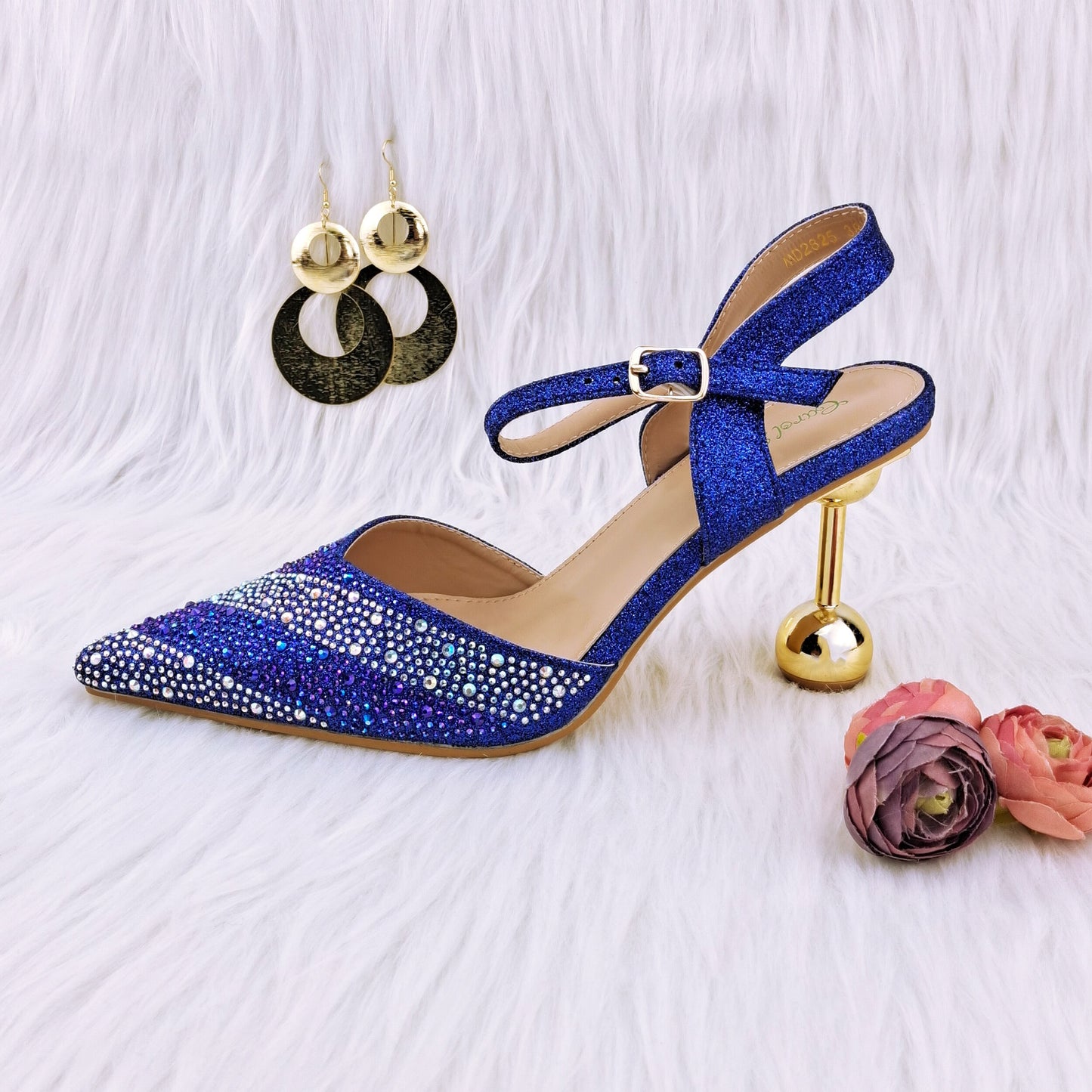 Set scarpe e borsa da sposa in diamante scintillante blu e fiore di perla di nuovo design italiano - Bridetobe.it