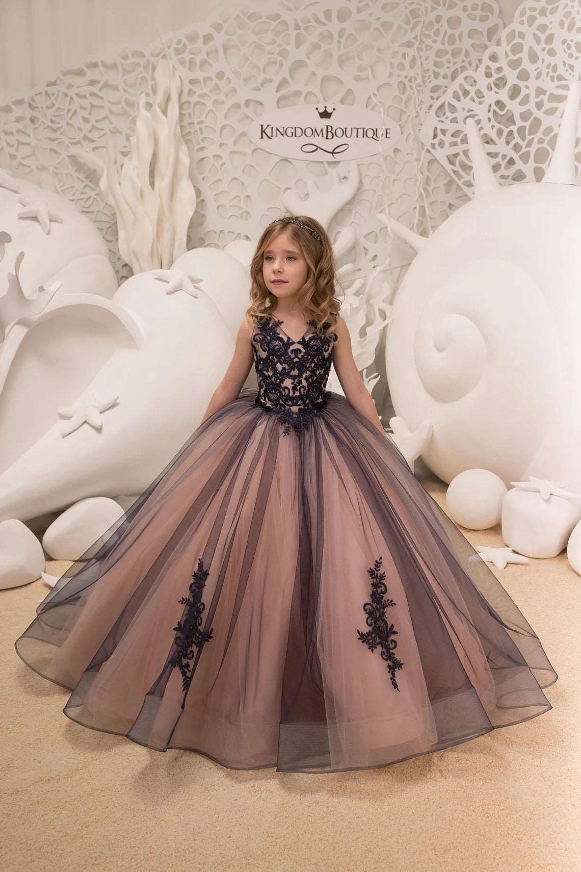 Abito da ballo senza maniche con scollo a V, con fiocco in pizzo e tulle applicato a fiori per bambine - Bridetobe.it