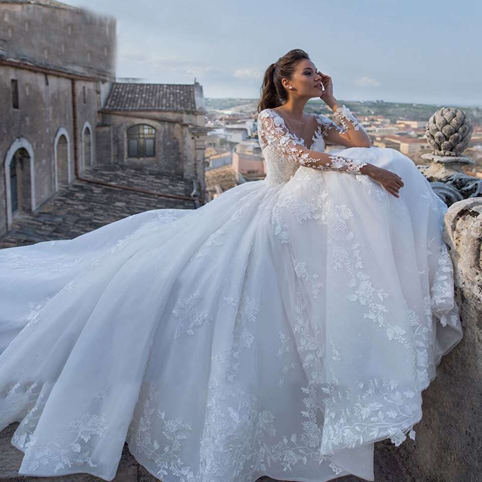 Abito da Sposa 2023 Principessa in Tulle con Maniche Lunghe e Schiena Scoperta, con Delicati Ricami in Pizzo, dallo Stile Elegante e Illusorio - Bridetobe.it