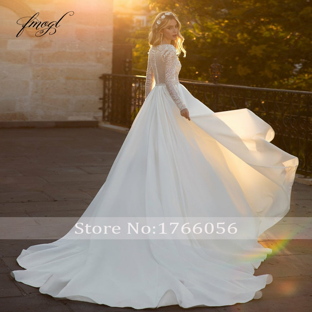 Abito da sposa in raso opaco vintage con scollo a V maniche lunghe e applicazioni floreali - Bridetobe.it