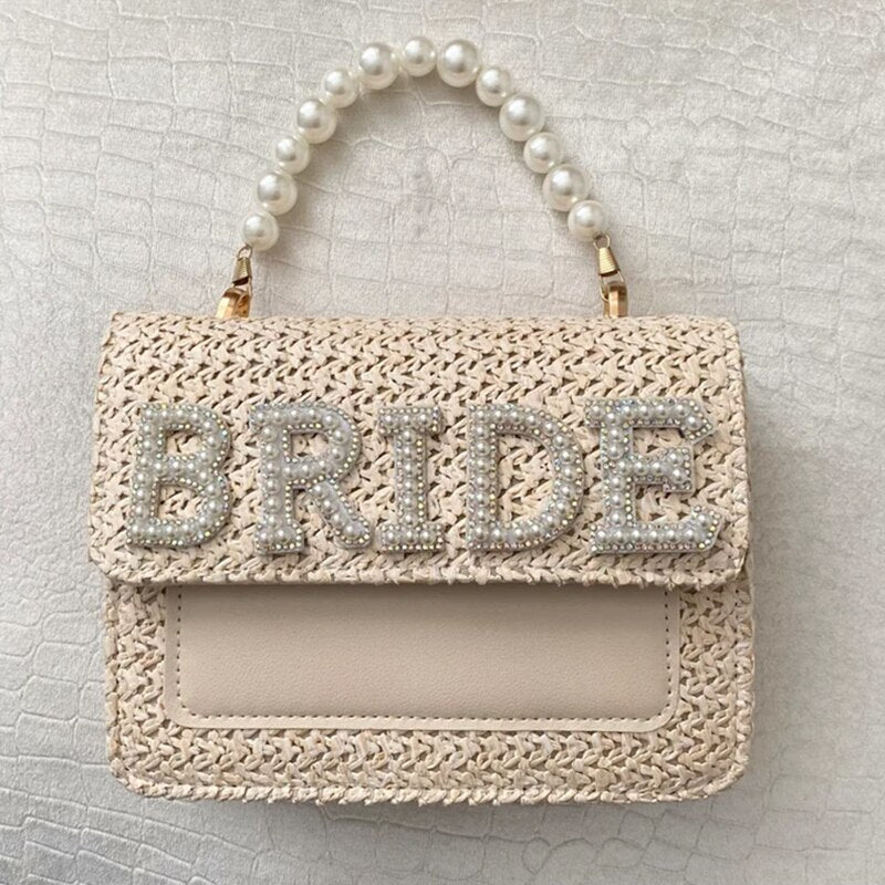 Borsa intrecciata di perle da sposa rustica e boho personalizzato per la sposa per matrimoni in spiaggia e piscina, viaggio di fidanzamento e addio al nubilato - Bridetobe.it