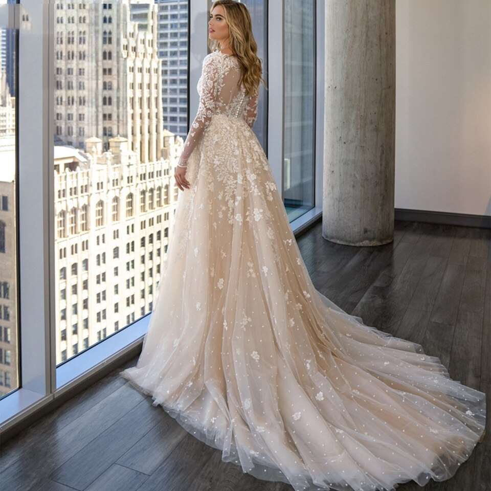 Abito da Sposa di lusso con coda staccabile e applicazioni di pizzo a forma di sirena, scollatura a V con maniche lunghe. - Bridetobe.it