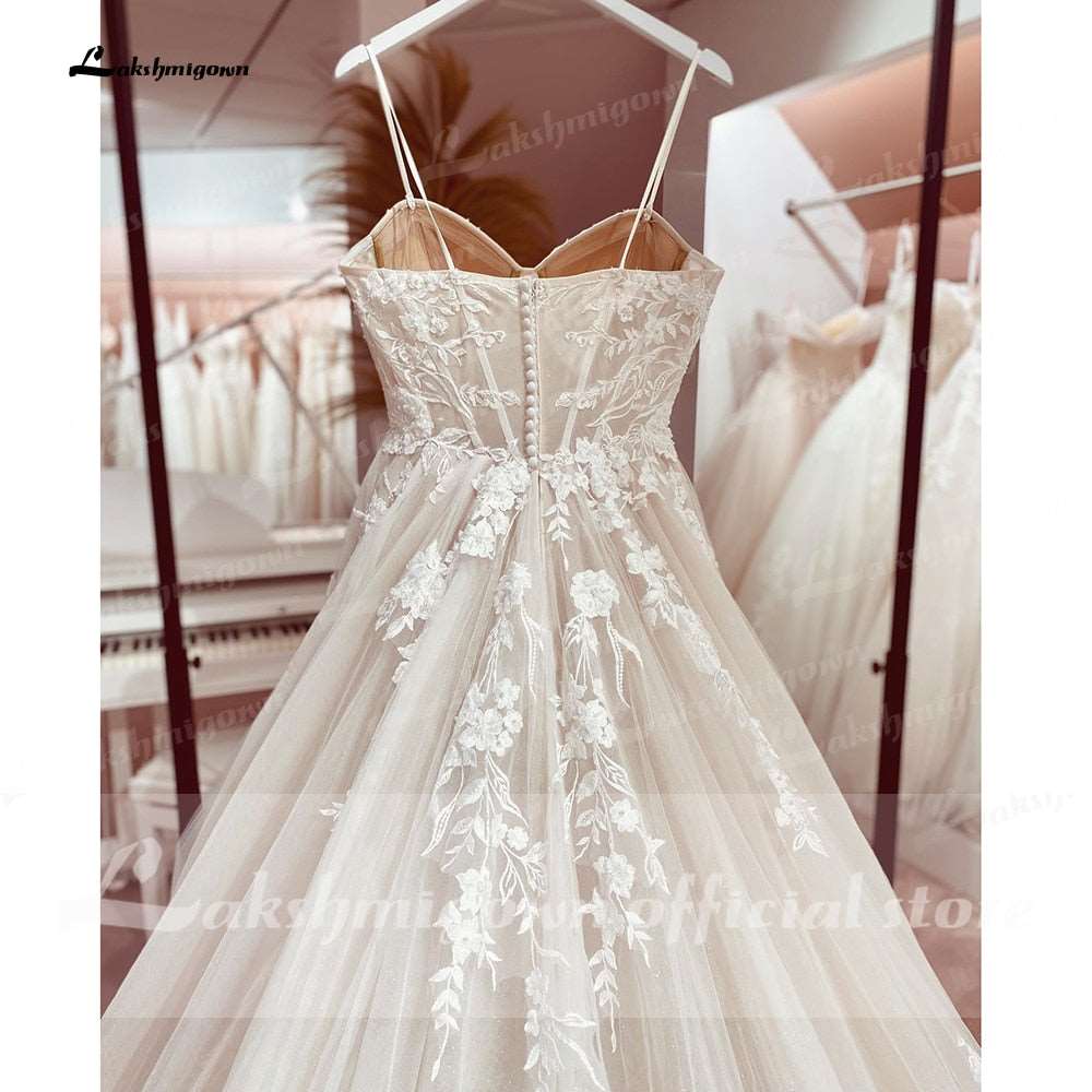 Abito da Sposa di Lusso in Pizzo Principessa 2023 con Spalline Sottili e Lunga Coda in Tulle - Bridetobe.it