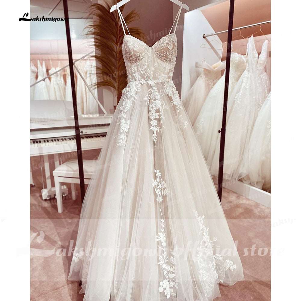 Abito da Sposa di Lusso in Pizzo Principessa 2023 con Spalline Sottili e Lunga Coda in Tulle - Bridetobe.it