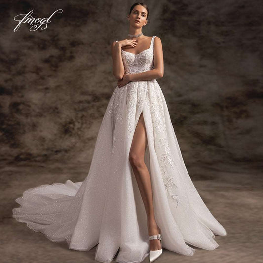 Abito da sposa di lusso 2023 con applicazioni esclusive, perline e linea a trapezio, con spalline sottili e scollatura sulla schiena con strascico da corte - Bridetobe.it