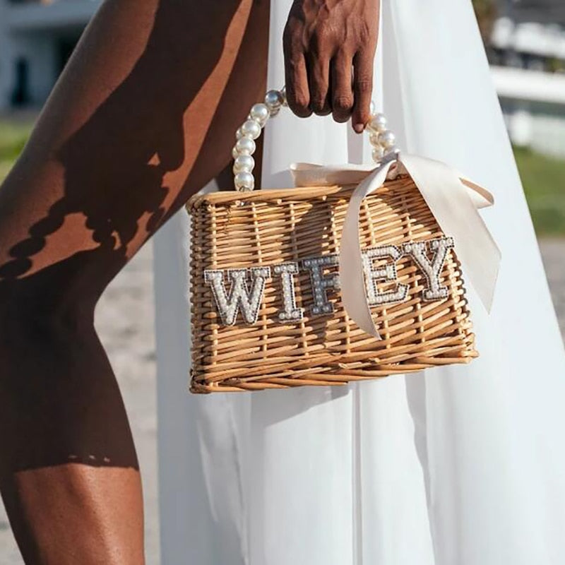 Borsa personalizzata con cannuccia per la sposa Mrs Wifey, perfetta per matrimonio, luna di miele, addio al nubilato e feste. - Bridetobe.it