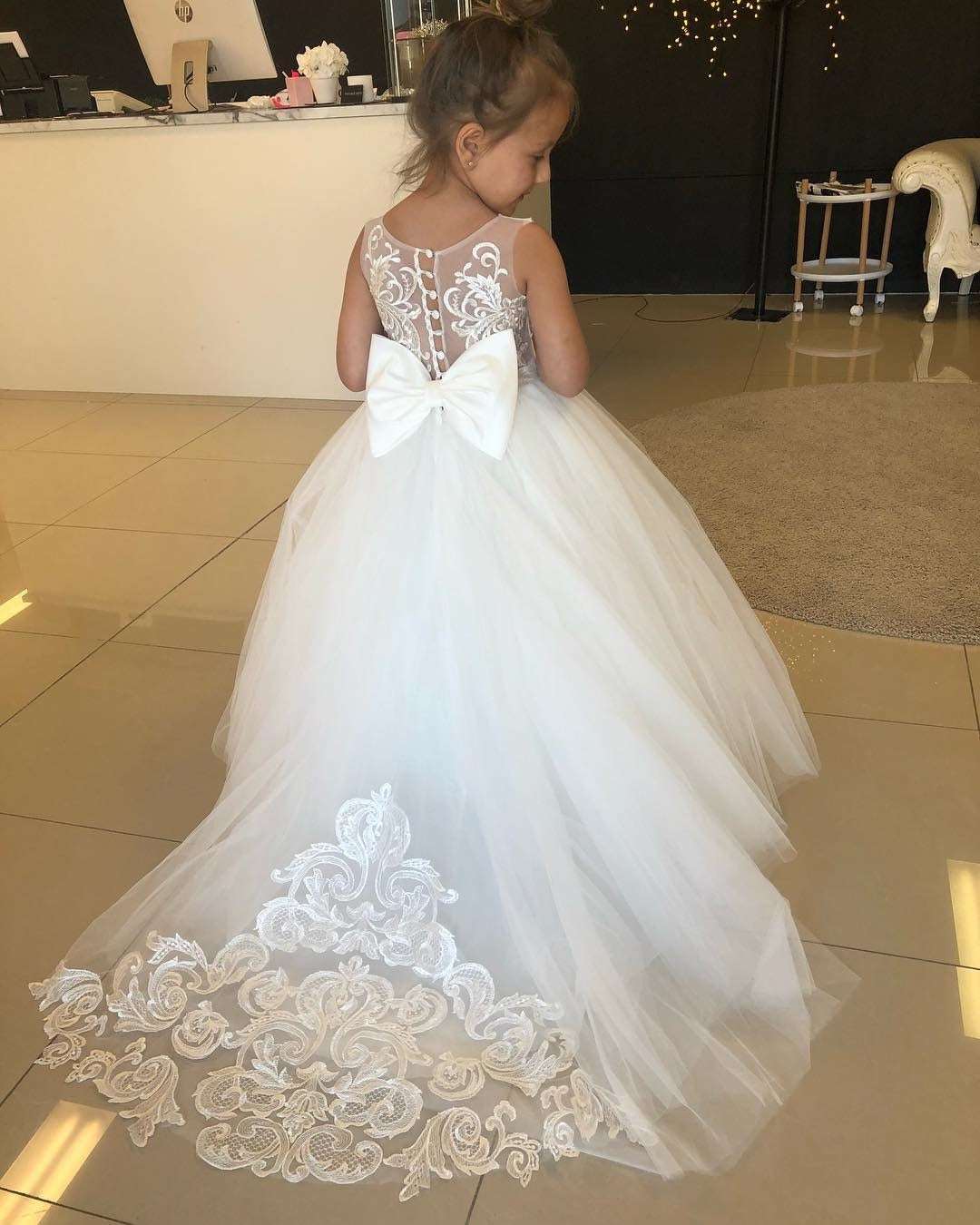 Abito da ballo senza maniche con scollo a V, con fiocco in pizzo e tulle applicato a fiori per bambine - Bridetobe.it