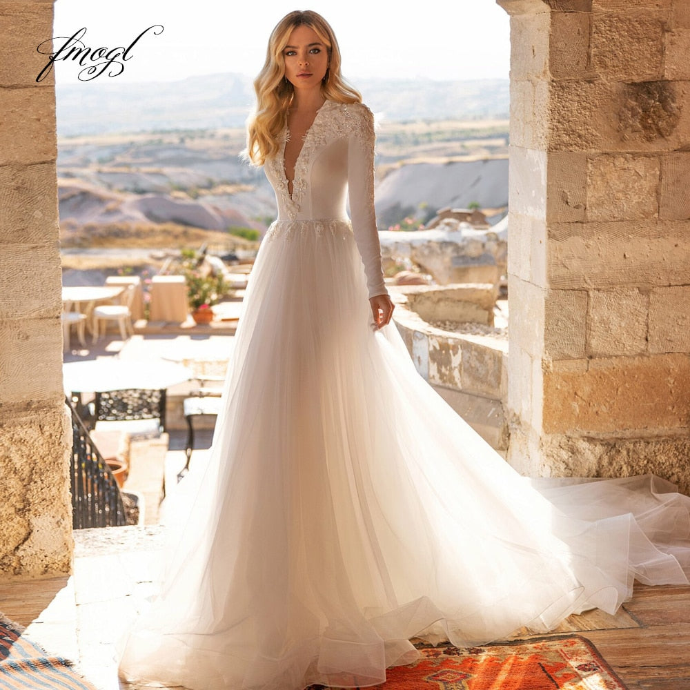 Abito da sposa vintage con scollo a V, maniche lunghe in pizzo e applicazioni lussuose - Bridetobe.it