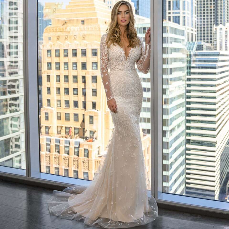 Abito da Sposa di lusso con coda staccabile e applicazioni di pizzo a forma di sirena, scollatura a V con maniche lunghe. - Bridetobe.it