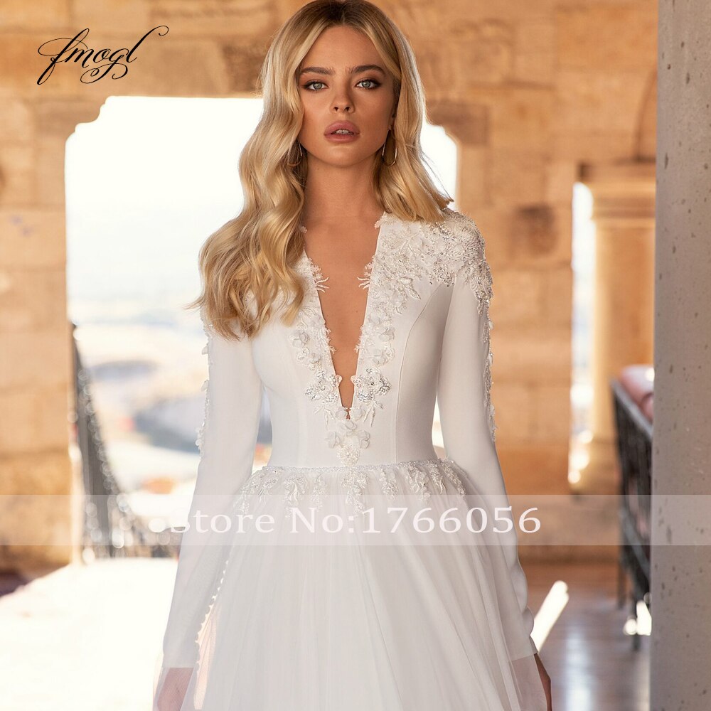 Abito da sposa vintage con scollo a V, maniche lunghe in pizzo e applicazioni lussuose - Bridetobe.it