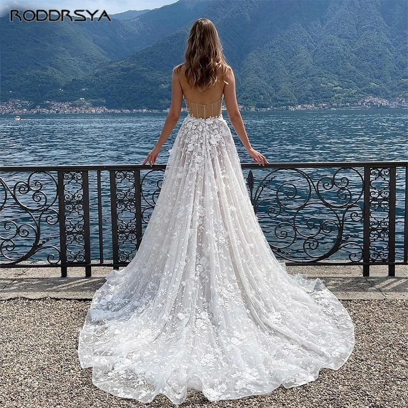 Vestito da Sposa con Applique di Fiori 3D in Pizzo per la Spiaggia di Lusso, con Spacco Alto e Coda a Corte - Bridetobe.it