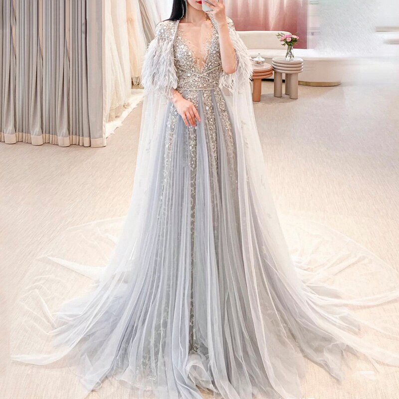 Abito da Sera di Lusso Dubai Grigio Argento con Mantello di Piume - Vestito da Sposa Arabo per Donna, Festa di Matrimonio o Serata di Gala