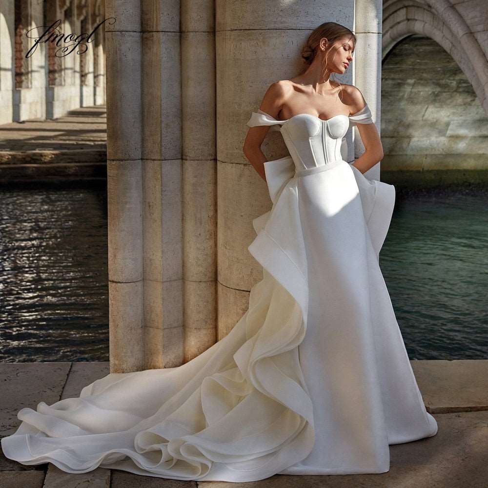 Abito da sposa a sirena con schiena scoperta, scollo a cuore in raso opaco con ruches e perline di lusso - Bridetobe.it