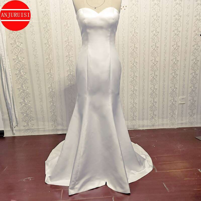 Abito da sposa a sirena bianco in raso satinato con scollo a cuore e dettagli in pizzo - collezione di 2023 - Bridetobe.it