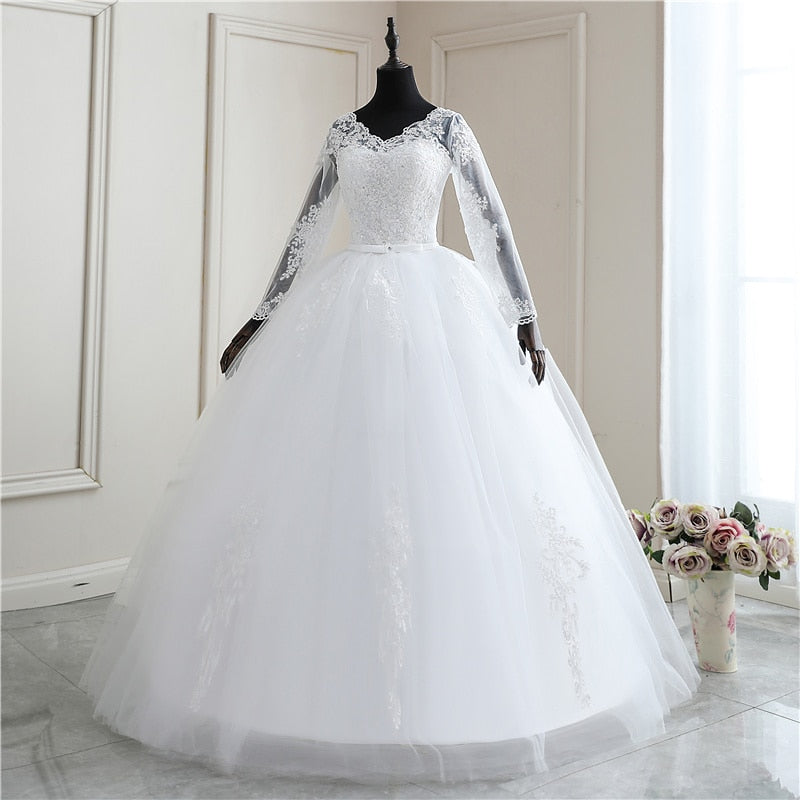 Abito da sposa con maniche lunghe in tulle con applicazioni di pizzo e scollo a V - Bridetobe.it