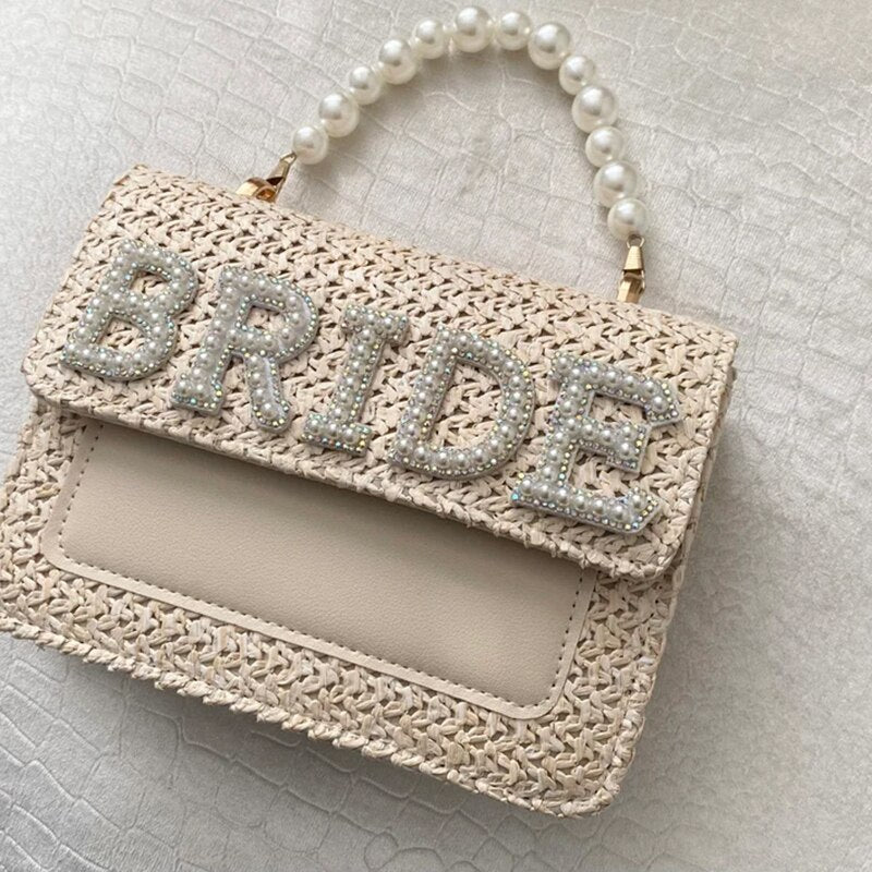 Borsa intrecciata di perle da sposa rustica e boho personalizzato per la sposa per matrimoni in spiaggia e piscina, viaggio di fidanzamento e addio al nubilato - Bridetobe.it