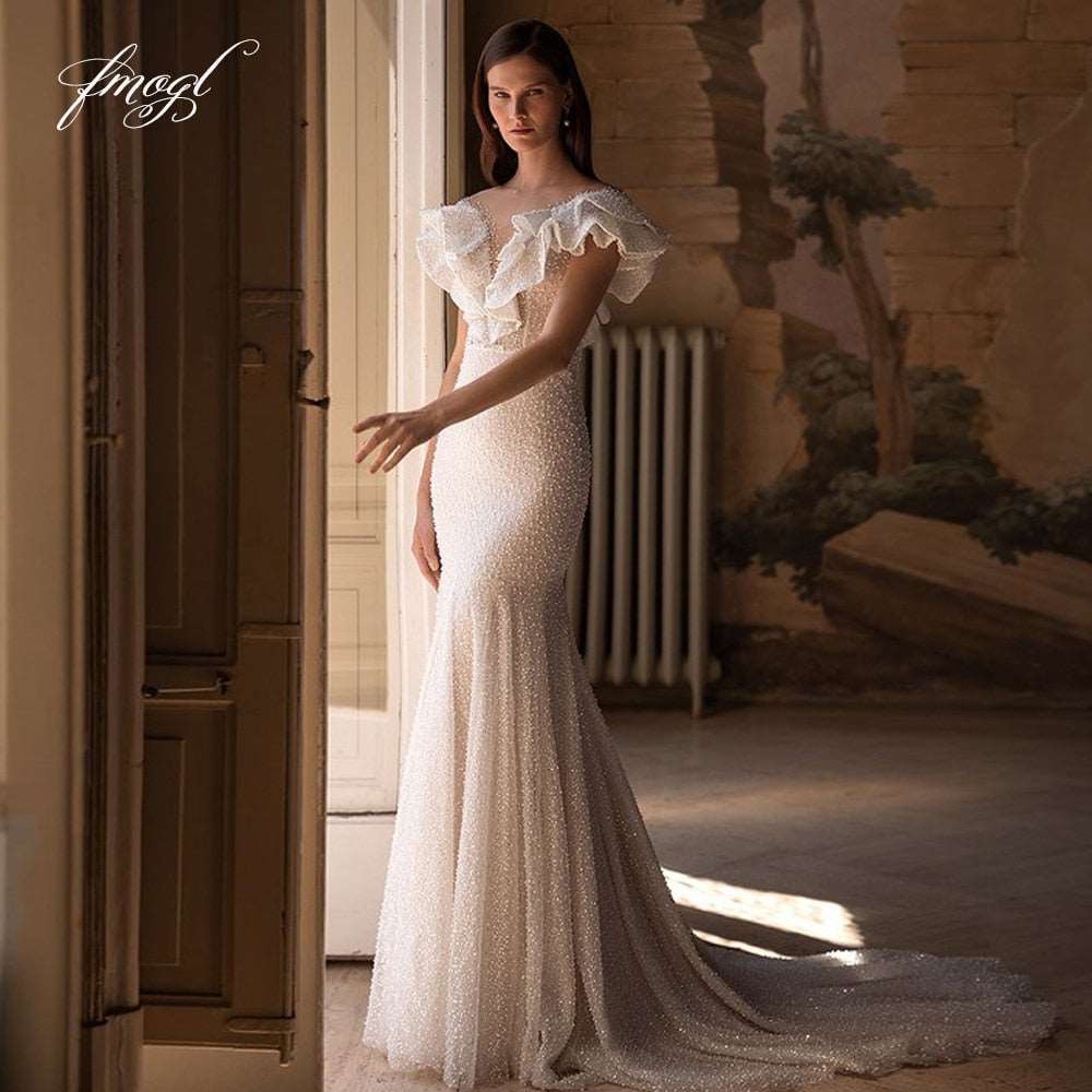 Abito da sposa a sirena con scollo a V in pizzo, perline, maniche corte e cintura vintage - Bridetobe.it