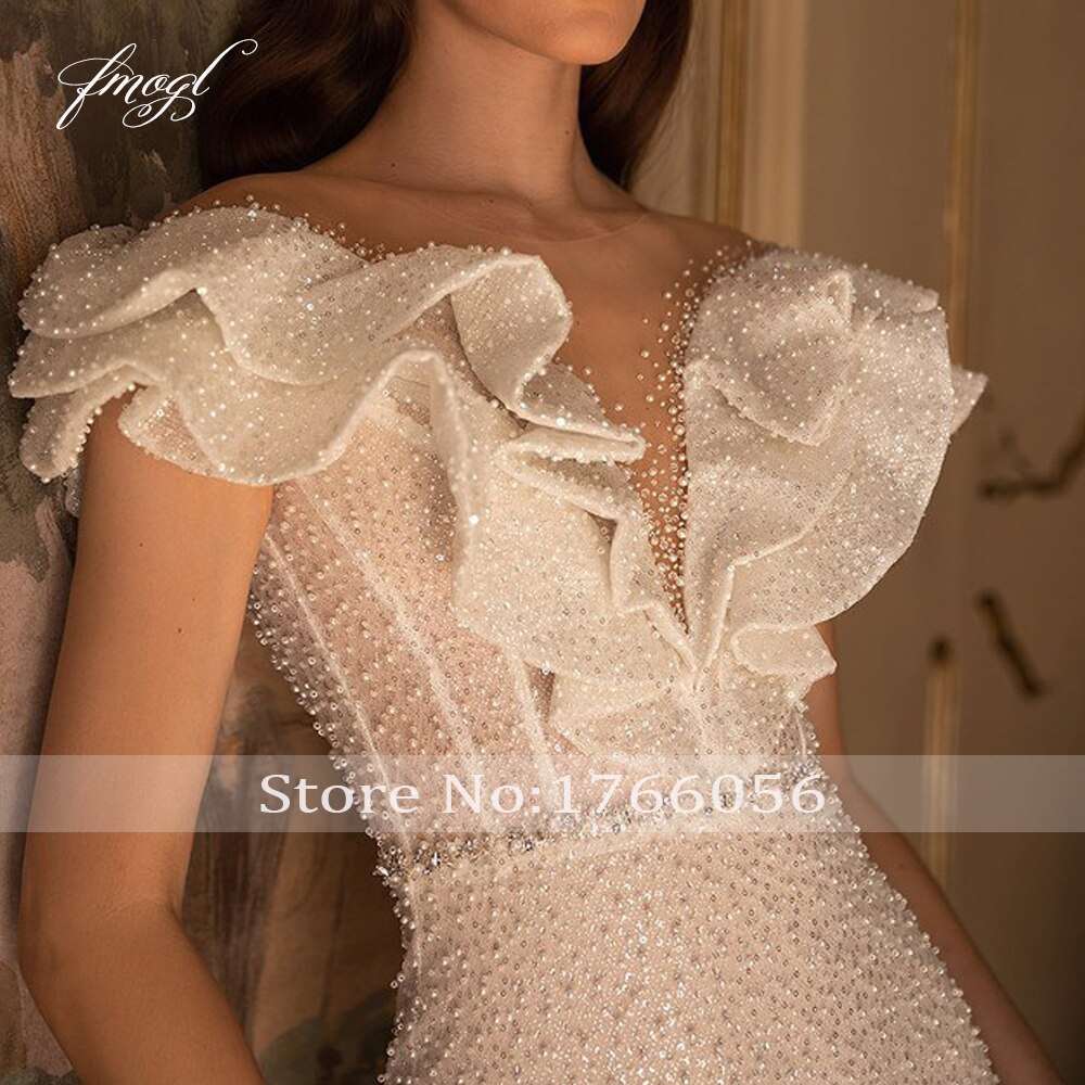 Abito da sposa a sirena con scollo a V in pizzo, perline, maniche corte e cintura vintage - Bridetobe.it