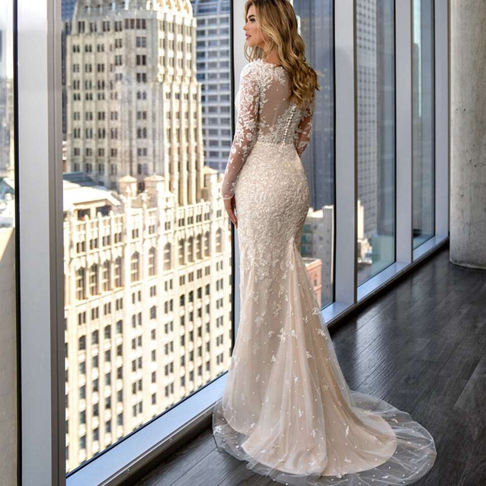 Abito da Sposa di lusso con coda staccabile e applicazioni di pizzo a forma di sirena, scollatura a V con maniche lunghe. - Bridetobe.it