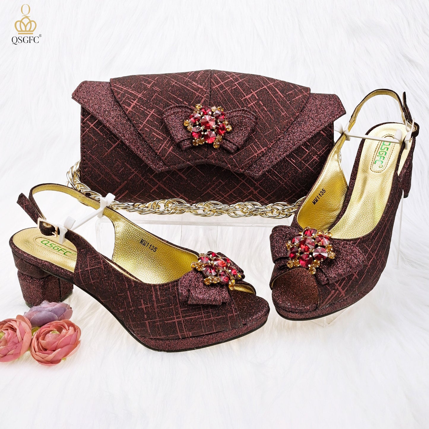 Scarpe e borsa fatte a mano con design elegante farfalla per banchetti nuziali reali con tacco basso" - Bridetobe.it