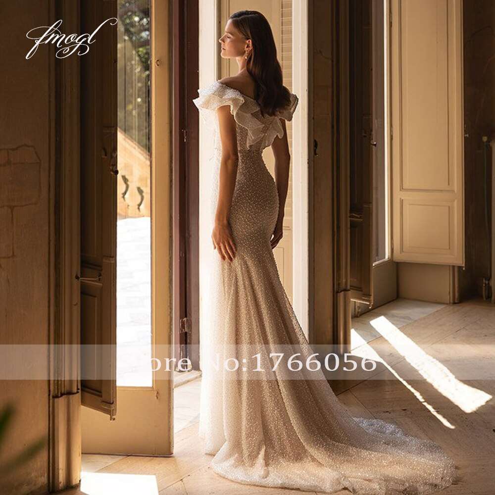 Abito da sposa a sirena con scollo a V in pizzo, perline, maniche corte e cintura vintage - Bridetobe.it