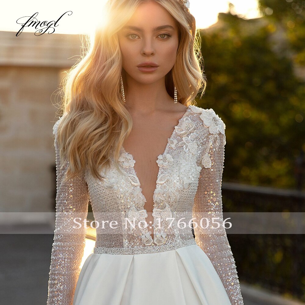 Abito da sposa in raso opaco vintage con scollo a V maniche lunghe e applicazioni floreali - Bridetobe.it