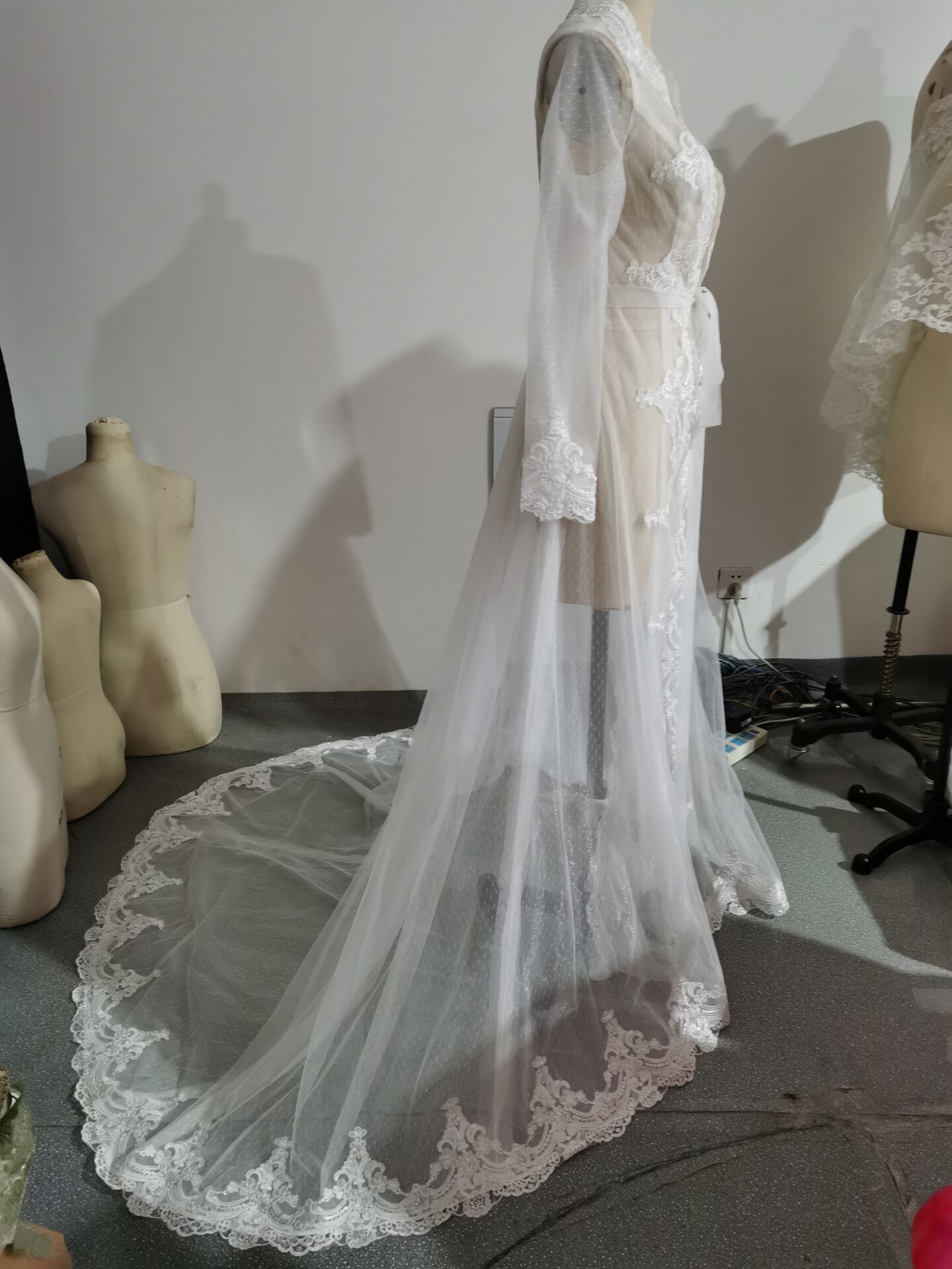 Giacca da sposa a velo con Applicazioni a Maniche Lunghe, Coda Lunga, Cappotti, Coprispalle e Mantelle in Pizzo e Tulle - Bridetobe.it