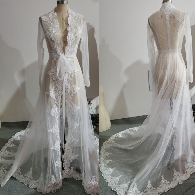 Giacca da sposa a velo con Applicazioni a Maniche Lunghe, Coda Lunga, Cappotti, Coprispalle e Mantelle in Pizzo e Tulle - Bridetobe.it