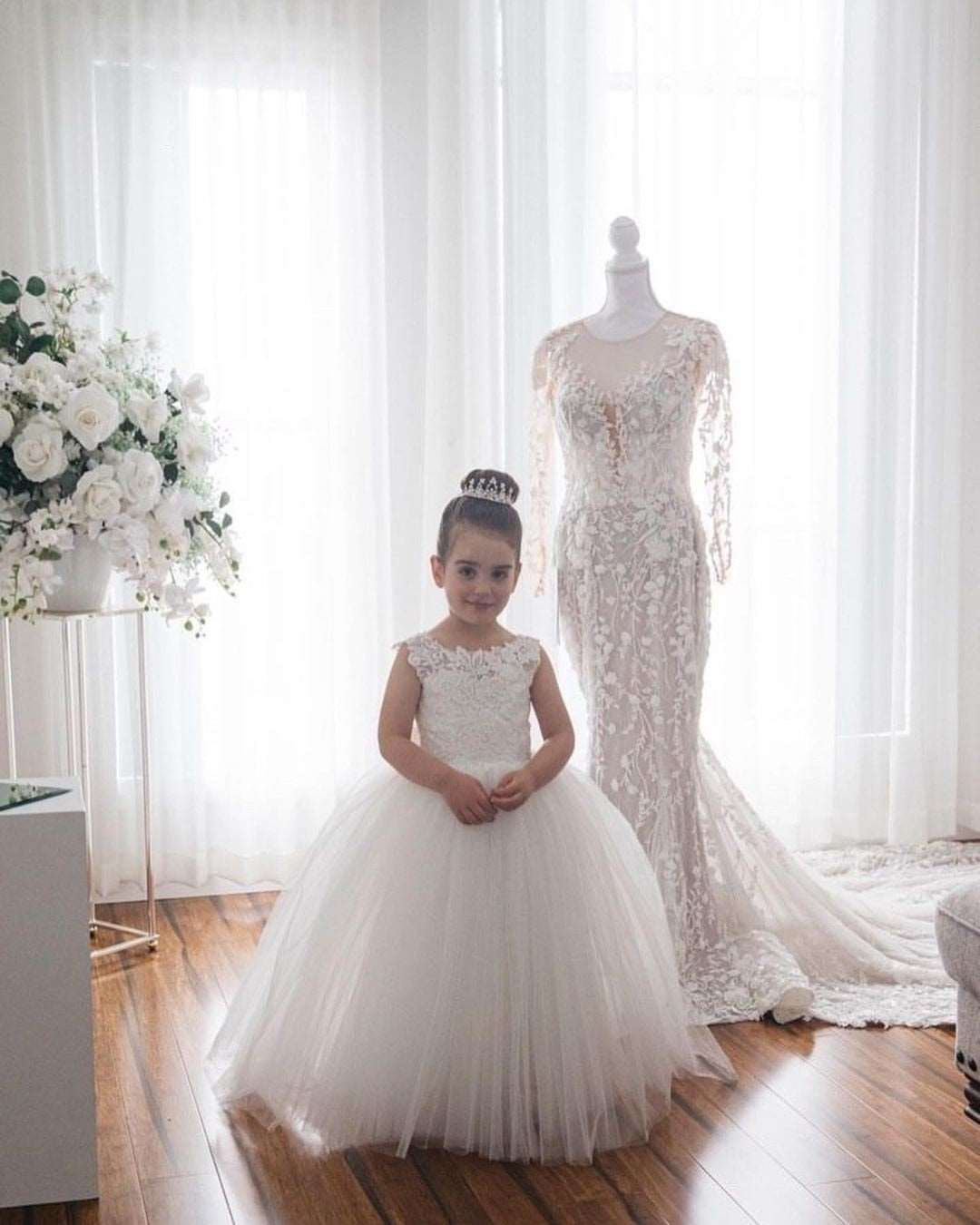 Abito da ballo senza maniche con scollo a V, con fiocco in pizzo e tulle applicato a fiori per bambine - Bridetobe.it