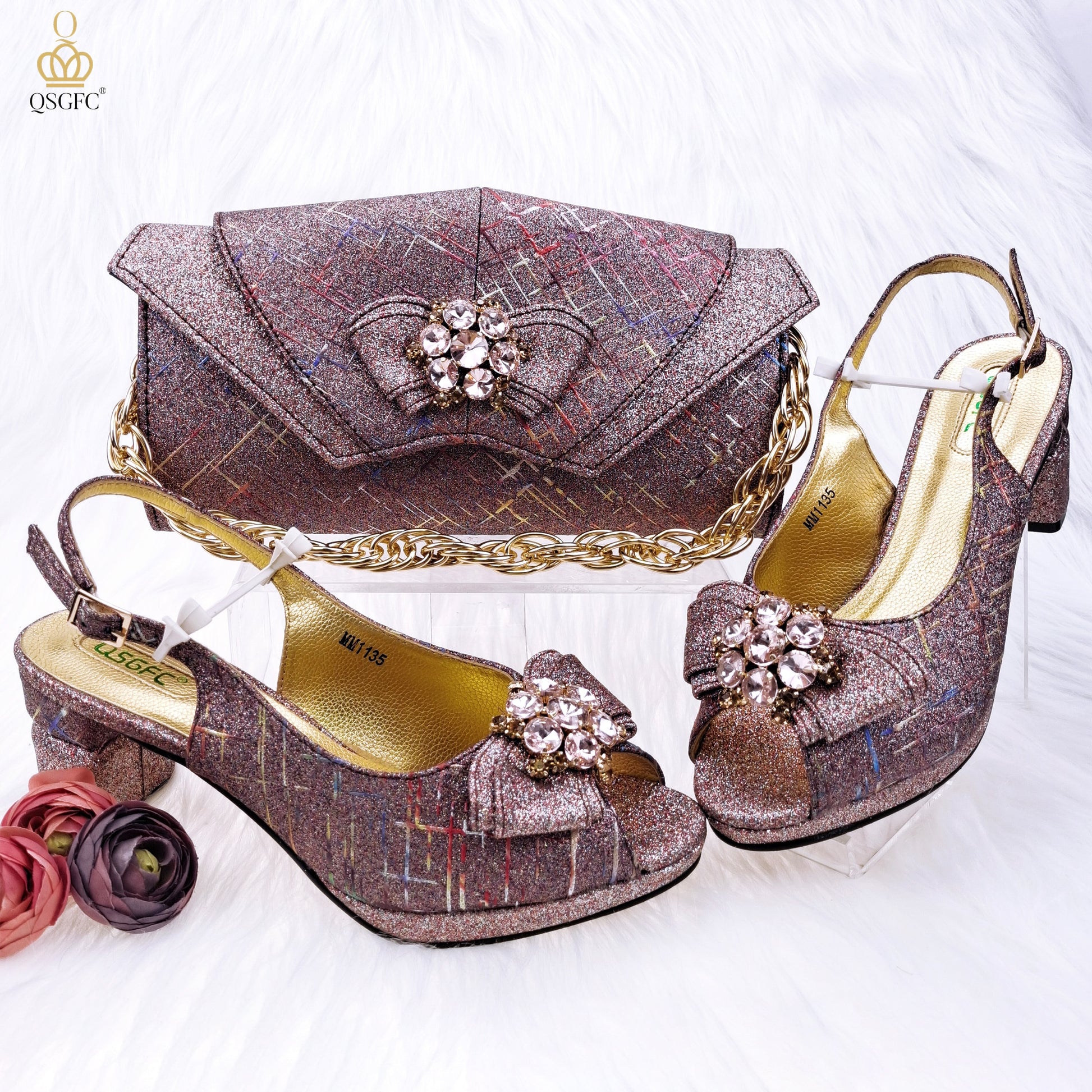 Scarpe e borsa fatte a mano con design elegante farfalla per banchetti nuziali reali con tacco basso" - Bridetobe.it