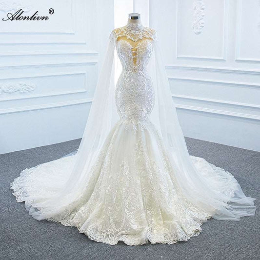 Abito da sposa di lusso con scollo a cuore, mermaid in pizzo con applicazioni di ricamo e mantella staccabile - Bridetobe.it