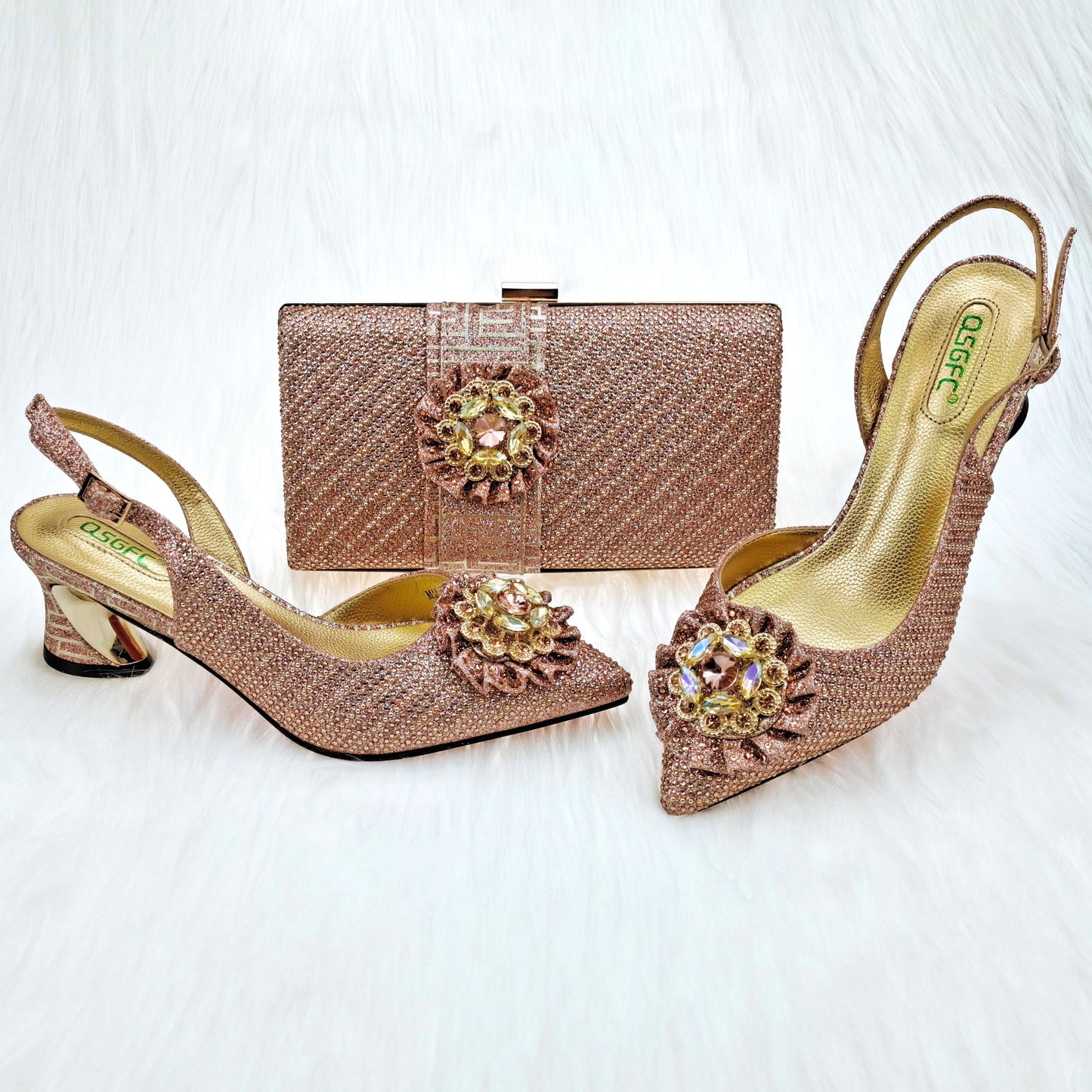 Scarpe eleganti artigianali con tacco medio a punta e design a fiore di diamanti con clutch abbinata per signore/ set di scarpe e borsa per feste e matrimoni. - Bridetobe.it