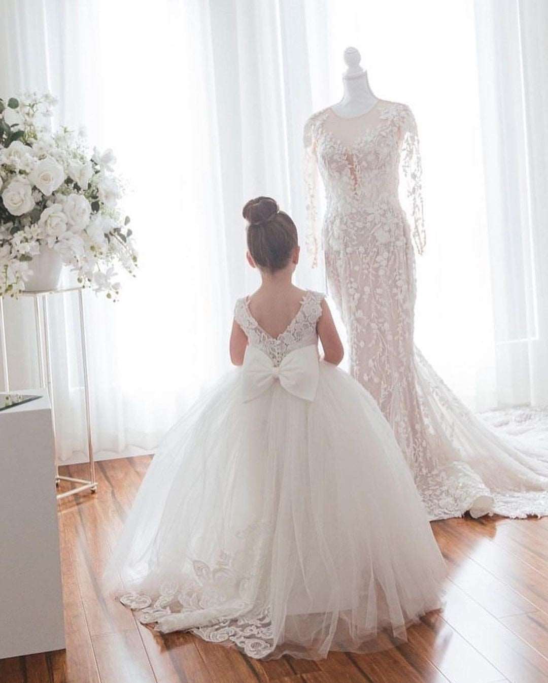 Abito da ballo senza maniche con scollo a V, con fiocco in pizzo e tulle applicato a fiori per bambine - Bridetobe.it