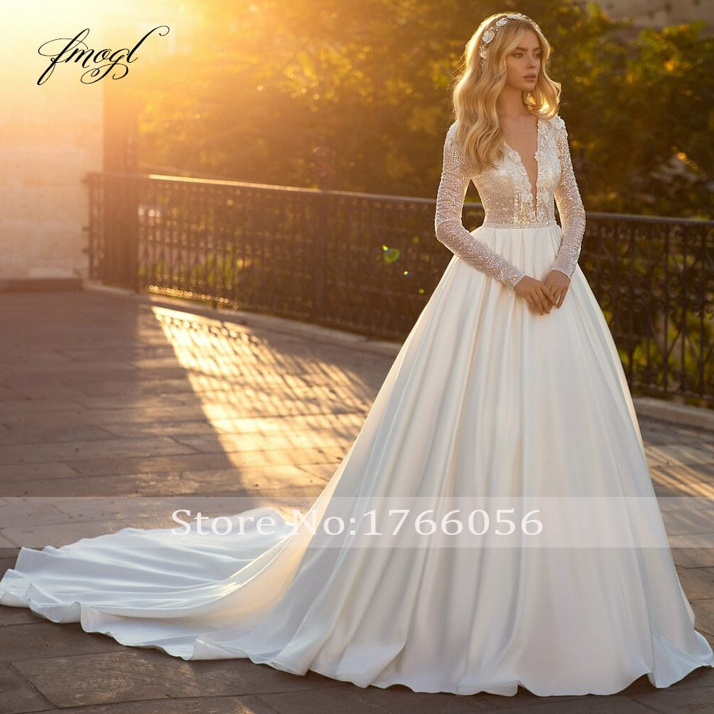 Abito da sposa in raso opaco vintage con scollo a V maniche lunghe e applicazioni floreali - Bridetobe.it