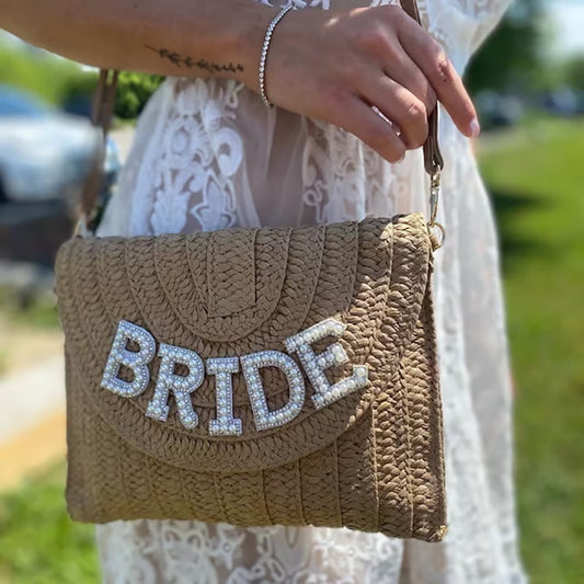 Borsa a spalla di paglia personalizzata per la sposa boho rustica da utilizzare in spiaggia e in piscina per il suo Shower nuziale, l'ingaggio, la luna di miele e la festa di addio al nubilat