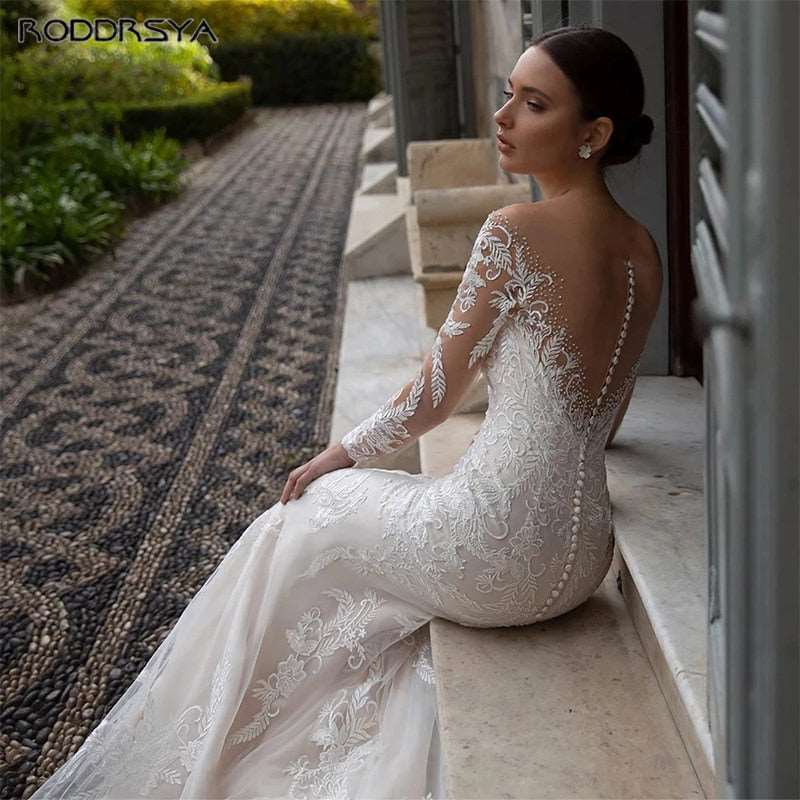 Abito da sposa di lusso con scollo a V, maniche lunghe in pizzo illusion e dettagli applicati sulla schiena - Bridetobe.it