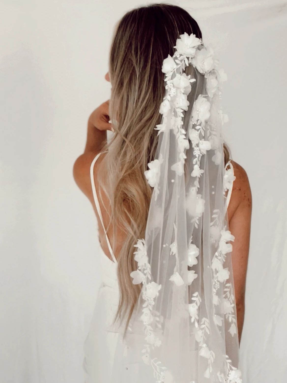Velo da sposa di lusso fatto a mano con fiori in 3D e organza floreale - Bridetobe.it