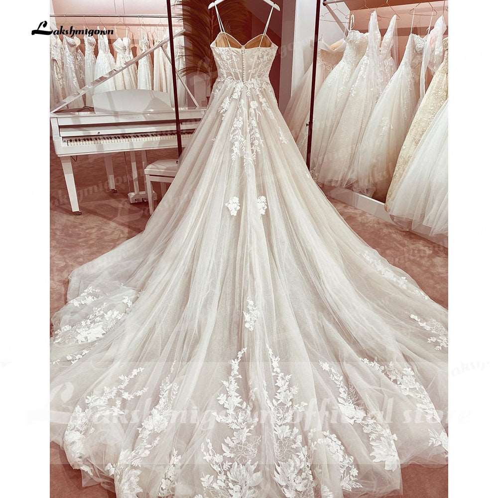 Abito da Sposa di Lusso in Pizzo Principessa 2023 con Spalline Sottili e Lunga Coda in Tulle - Bridetobe.it