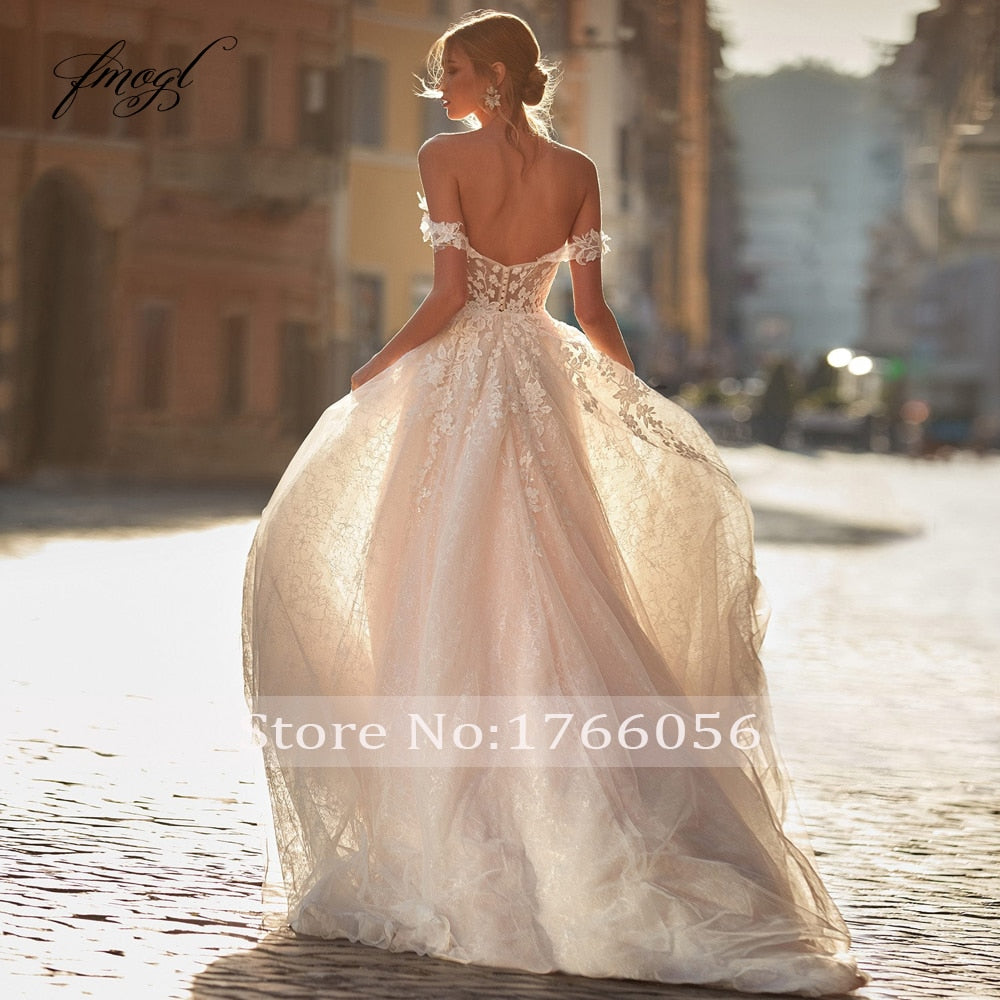 Abito da sposa in pizzo vintage con scollo a cuore sexy e schiena scoperta, spalline sottili, applicazioni e perline, e gonna a linea con strascico a coda di rondine - Collezione di lusso 202