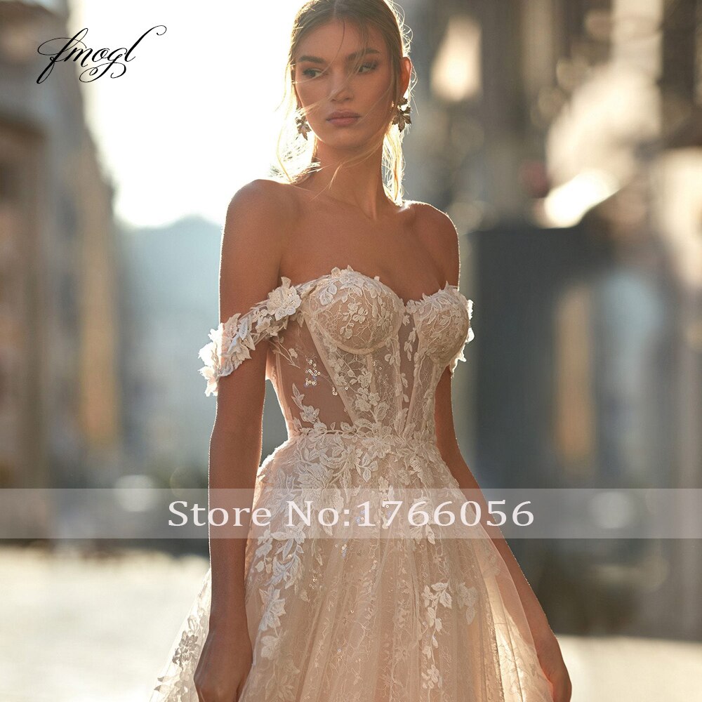 Abito da sposa in pizzo vintage con scollo a cuore sexy e schiena scoperta, spalline sottili, applicazioni e perline, e gonna a linea con strascico a coda di rondine - Collezione di lusso 202