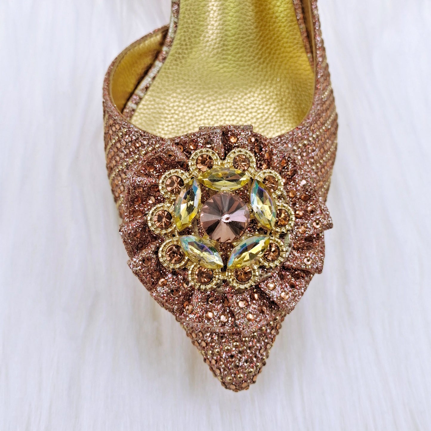 Scarpe eleganti artigianali con tacco medio a punta e design a fiore di diamanti con clutch abbinata per signore/ set di scarpe e borsa per feste e matrimoni. - Bridetobe.it